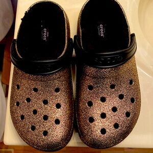 NWOT GOLD SHIMMER CROCS FUZZY CLOGS…✨✨✨✨